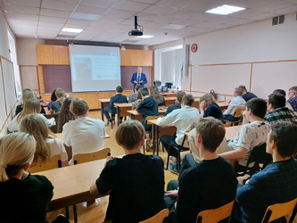 Александр Юдин побеседовал со старшеклассниками о финансовой грамотности